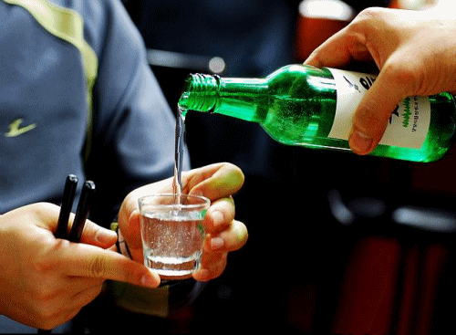 6 Alasan Kenapa Orang Korsel Sulit Banget Buat Nggak Minum. Bukan Cuma Sekadar Suka Mabuk Doang