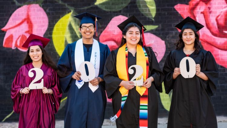 10+ Alasan Kita Harus Pakai Toga Saat Wisuda. Filosofinya Keren, yang Udah Lulus Mestinya Tahu