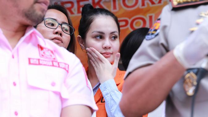 Unggah Potret Suaminya yang Pulang dan Tidur di Rumah, Sarita Abdul Mukti Tuai Pujian dari Warganet 11 Unggah Potret Suaminya yang Pulang dan Tidur di Rumah, Sarita Abdul Mukti Tuai Pujian dari Warganet