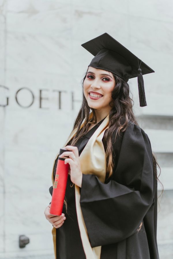 10+ Alasan Kita Harus Pakai Toga Saat Wisuda. Filosofinya Keren, yang Udah Lulus Mestinya Tahu