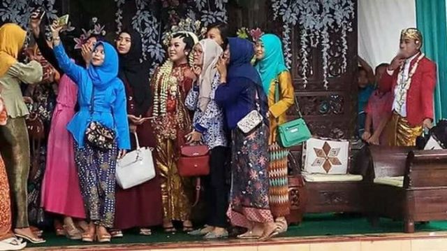 Cobalah untuk Hindari 8 Momen Ini Kalau Mau Selfie Bareng. Semua Itu Ada Aturan Mainnya, Guys!