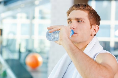 5 Kebiasaan yang Dapat Menurunkan Berat Badan, Semuanya Bisa Dilakukan di rumah Lho! 1 Minum air putih