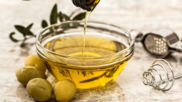 Investasikan Kecantikanmu Pada Minyak Zaitun yang Kaya Manfaat. Dijamin Bukan Cuma Kulit Lembap yang Kamu Dapat