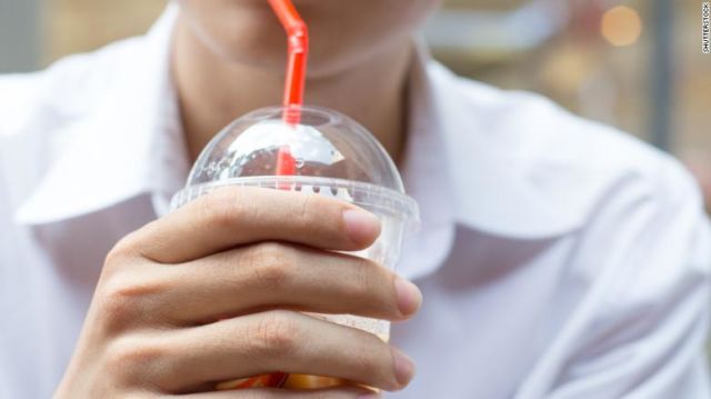 4+ Alasan Kenapa Kamu Harus Berhenti Pakai Sedotan Plastik Sekarang Juga, Penting Banget Lho Guys