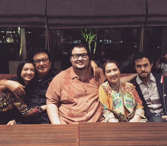 10 Foto Ini Merupakan Bukti Kedekatan Raline Shah dengan Orangtuanya