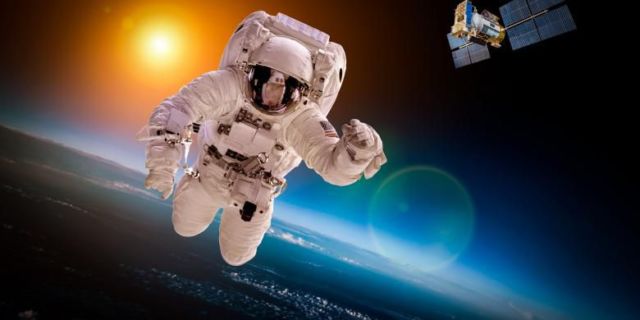 Jangan Nekat ke Luar Angkasa Tanpa Baju Astronot Kalau Nggak Mau Alami 6+ Hal Mengerikan Ini