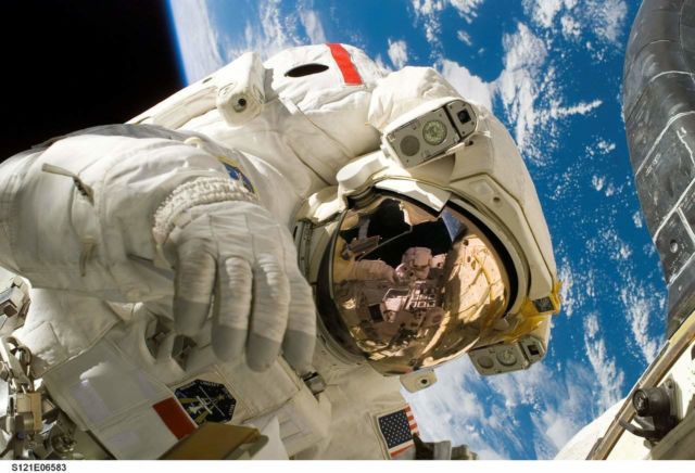 Jangan Nekat ke Luar Angkasa Tanpa Baju Astronot Kalau Nggak Mau Alami 6+ Hal Mengerikan Ini