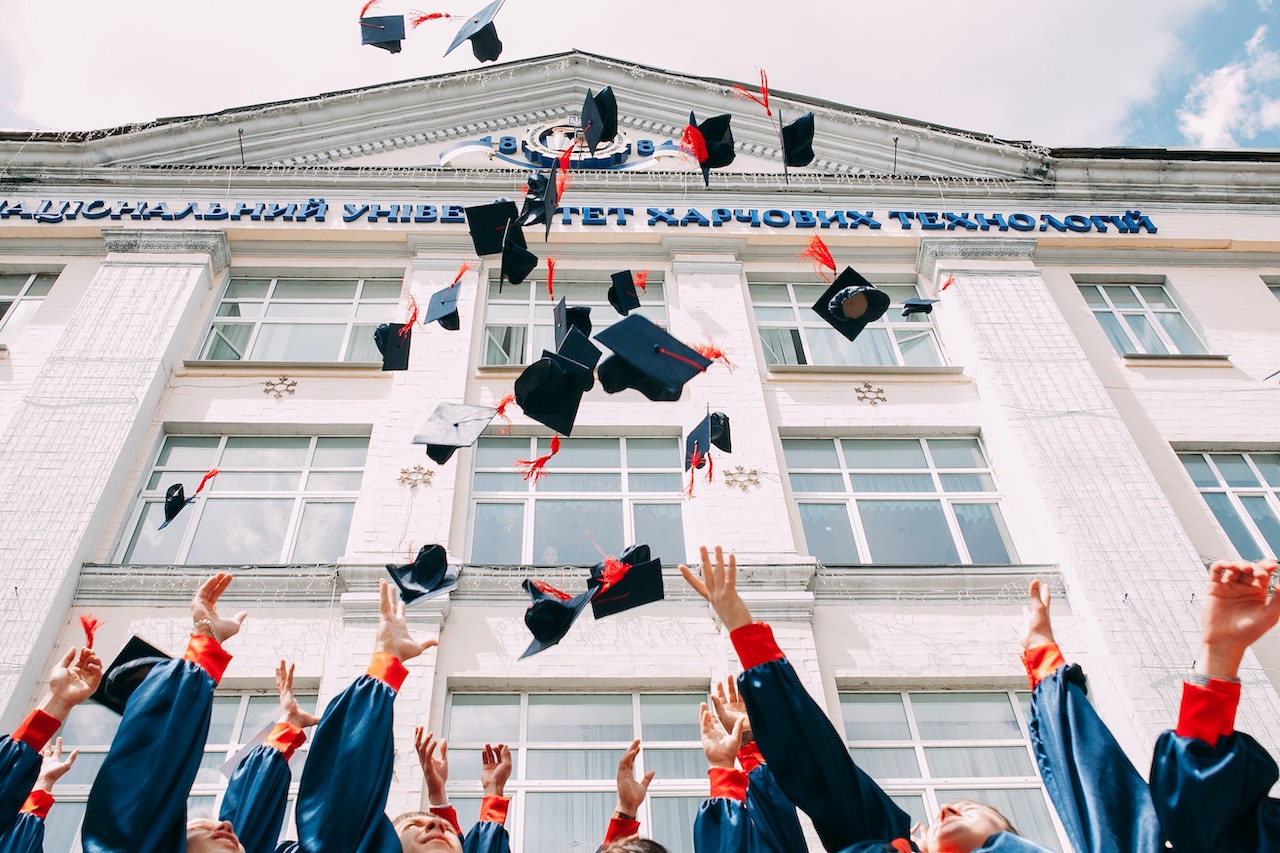10+ Alasan Kita Harus Pakai Toga Saat Wisuda. Filosofinya Keren, yang Udah Lulus Mestinya Tahu
