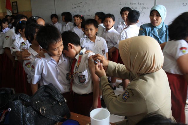 Reaksi Kocak Orang Saat Berhadapan dengan Jarum Suntik. Sembari Bernostalgia Zaman SD, yuk~ 33 Reaksi Kocak Orang Saat Berhadapan dengan Jarum Suntik. Sembari Bernostalgia Zaman SD, yuk~