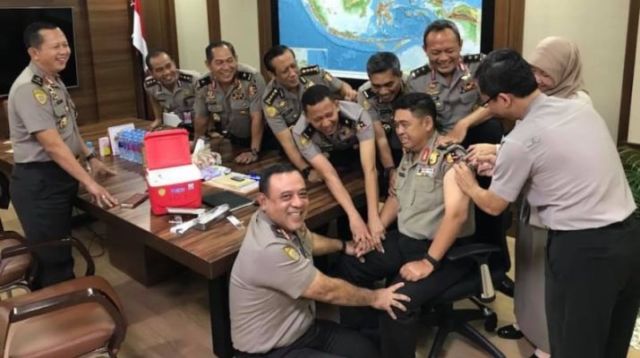Reaksi Kocak Orang Saat Berhadapan dengan Jarum Suntik. Sembari Bernostalgia Zaman SD, yuk~ 36 Reaksi Kocak Orang Saat Berhadapan dengan Jarum Suntik. Sembari Bernostalgia Zaman SD, yuk~