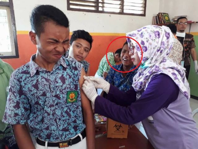 Reaksi Kocak Orang Saat Berhadapan dengan Jarum Suntik. Sembari Bernostalgia Zaman SD, yuk~ 34 Reaksi Kocak Orang Saat Berhadapan dengan Jarum Suntik. Sembari Bernostalgia Zaman SD, yuk~