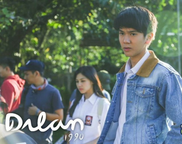 Manis, Romantis, dan Tangguh. Inilah 11 Gaya Fesyen Andalan Iqbal 'Dilan' yang Membuat Banyak Cewek Klepek-klepek
