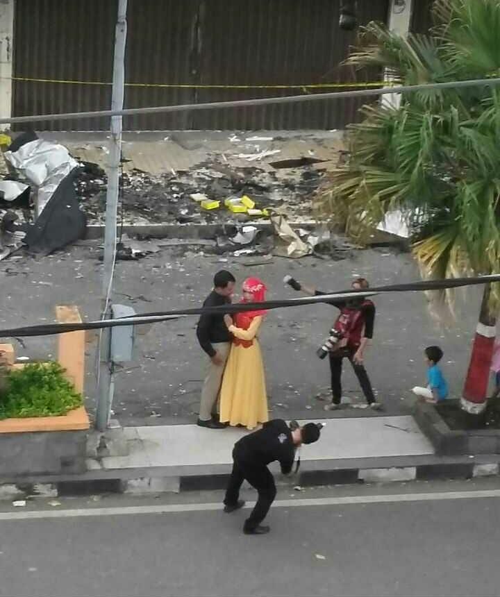 Antara Unik atau Miris, Prewedding Pasangan Ini Digelar di Depan Bangunan yang Baru Terbakar. Biar Apa sih?