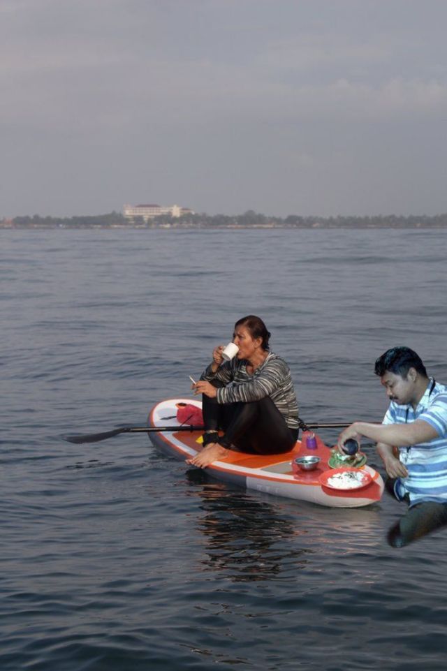 Masih Hangat, Foto Ipunk Makan Pecel Lele Saat Banjir Jakarta Dibikin Meme. Duh, Kreatif Abis!