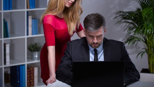 5 Cara Elegan Memanfaatkan 'Musuh' di Kantor untuk Mendongkrak Karier