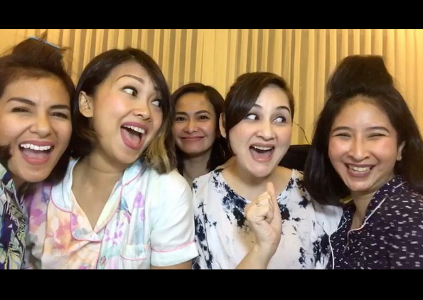 Lagi Ramai Geng Artis, Emak-Emak Selebritas Ini Bikin Cover Lagu Tentang ‘Mama Ala Kadarnya’