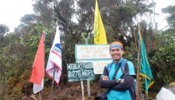 Pendaki yang ceria :)