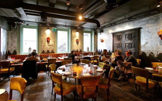Festival Seni Terbesar di Dunia dan 7 Destinasi di Britania Raya, Wajib Masuk Bucketlist Liburanmu 5 Gordon Ramsay Pub & Grill