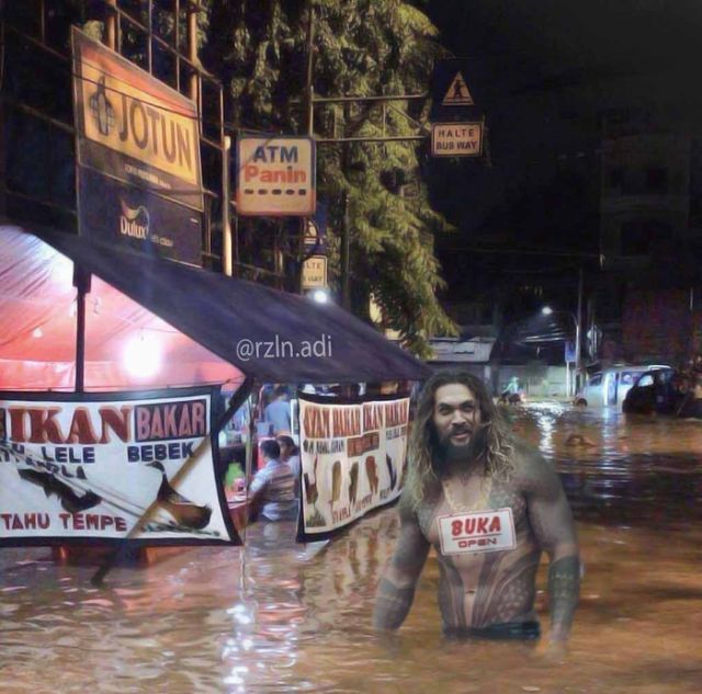 Masih Hangat, Foto Ipunk Makan Pecel Lele Saat Banjir Jakarta Dibikin Meme. Duh, Kreatif Abis!