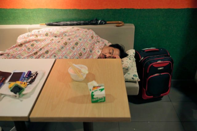Krisis Hunian di Hong Kong Buat Warganya Rela Diami 4+ Tempat Ini. Mulai Peti Mati Sampai McD!