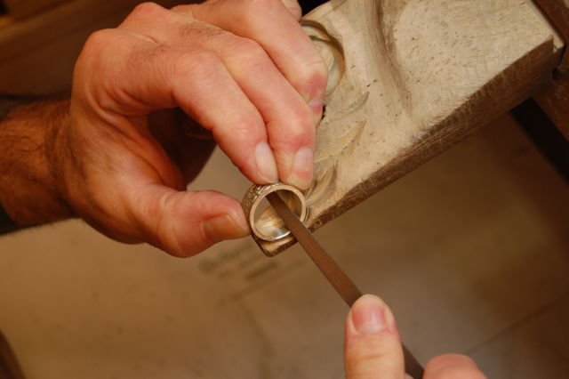 15 Ide Cincin Kawin Berukir Sidik Jari Buatmu yang Mau Nikah Tahun Ini. Romantis Penuh Filosofi