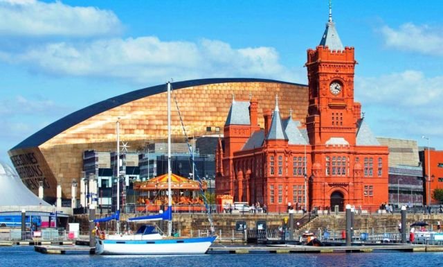 Salah satu sudut Cardiff Bay, bangunan lama dan baru berdampingan. #AyoKeUK