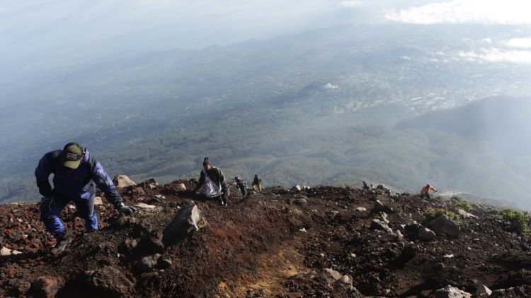 Mendaki Gunung, Hobi yang Disangka Murah