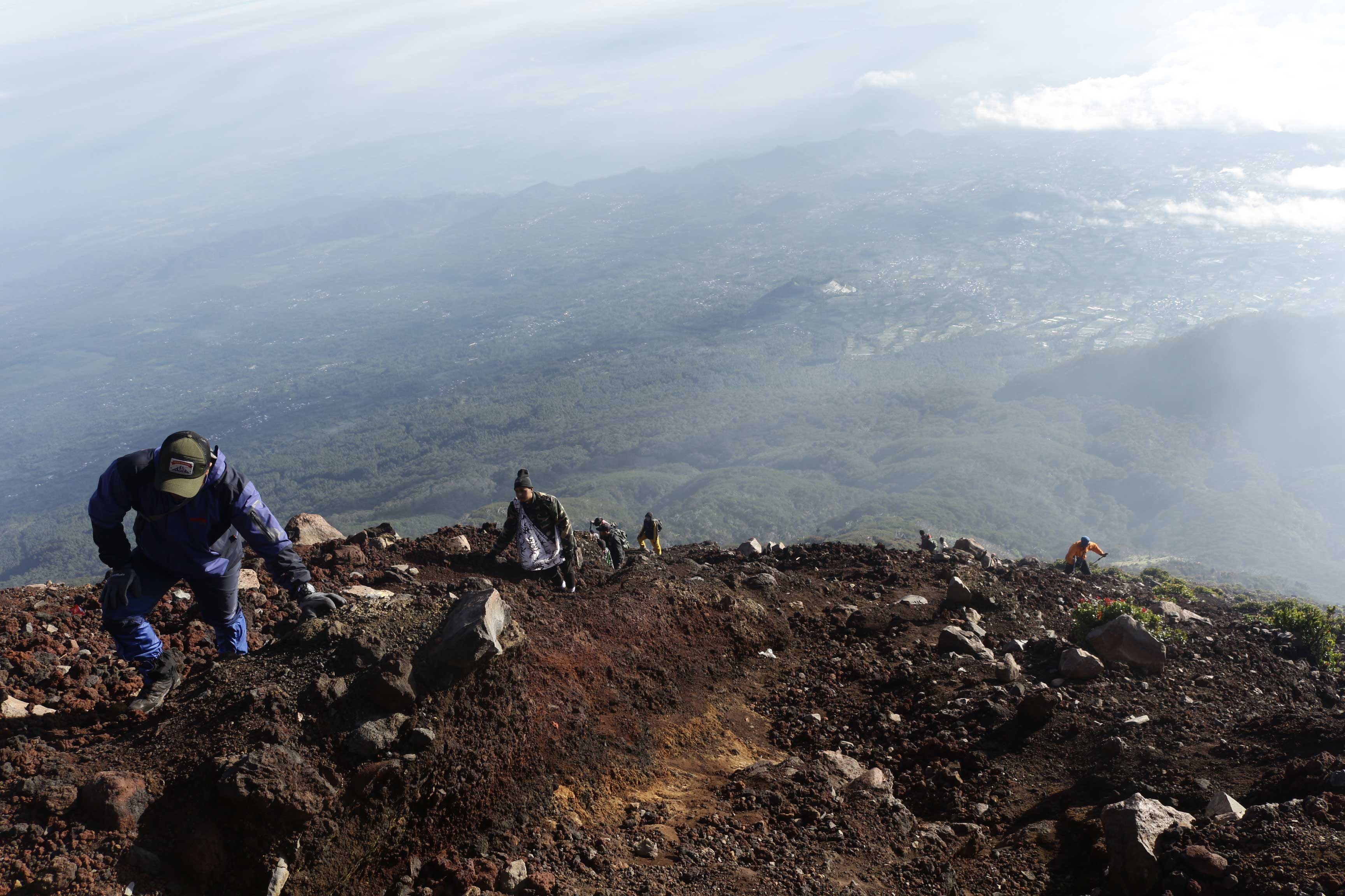 Mendaki Gunung, Hobi yang Disangka Murah