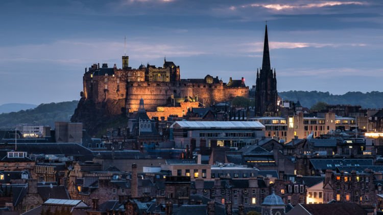 Mau Merasakan Jadi Harry Potter dan Sekolah di Hogwarts ? Ini 17 Tempat yang Wajib Kalian Kunjungi!