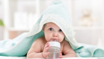 Meski Air Putih Baik Bagi Kesehatan Orang Dewasa, Tapi Nggak Baik Lho Buat Bayi. Ini 5 Alasannya