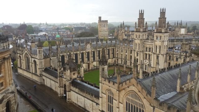 Bagian dari Universitas Oxford