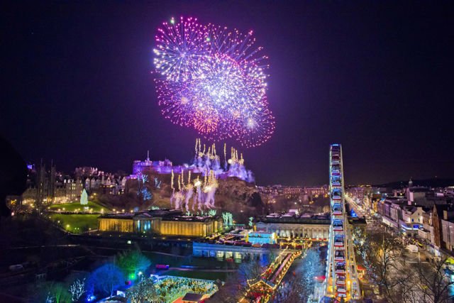 Warna-warni kembang api di Hogmanay Festival