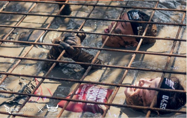Jangan Ngaku Tangguh Kalau Belum Ikutan Counterpain Mud Warrior 4. Lomba Maraton Ala Latihan Militer!