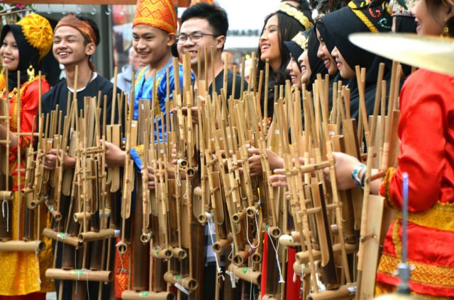Pertunjukan angklung di AIYF