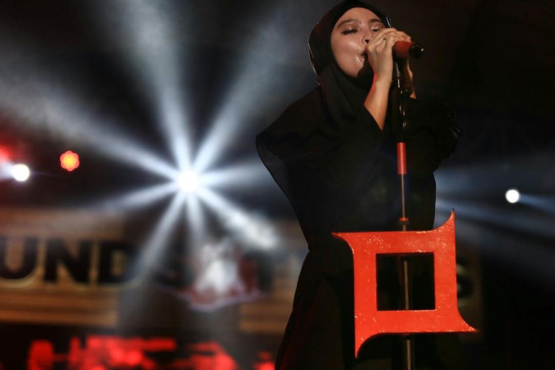 Salut deh! Putuskan Berhijab, Tantri Kotak Bikin Fansnya Merinding dengan Pertanyaannya Saat Konser 5 Salut deh! Putuskan Berhijab, Tantri Kotak Bikin Fansnya Merinding dengan Pertanyaannya Saat Konser