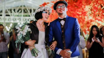 Tanpa Kebaya dan Konde, Gaun Pengantin dengan Jaket Kulit ala Poppy Sovia ini Rock ‘n Roll Banget!