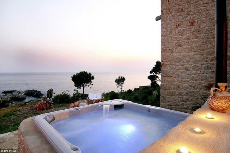 8 Hotel dengan Kolam Air Panas Paling Seksi di Dunia. Cocok Buat Bulan Madumu Nih!