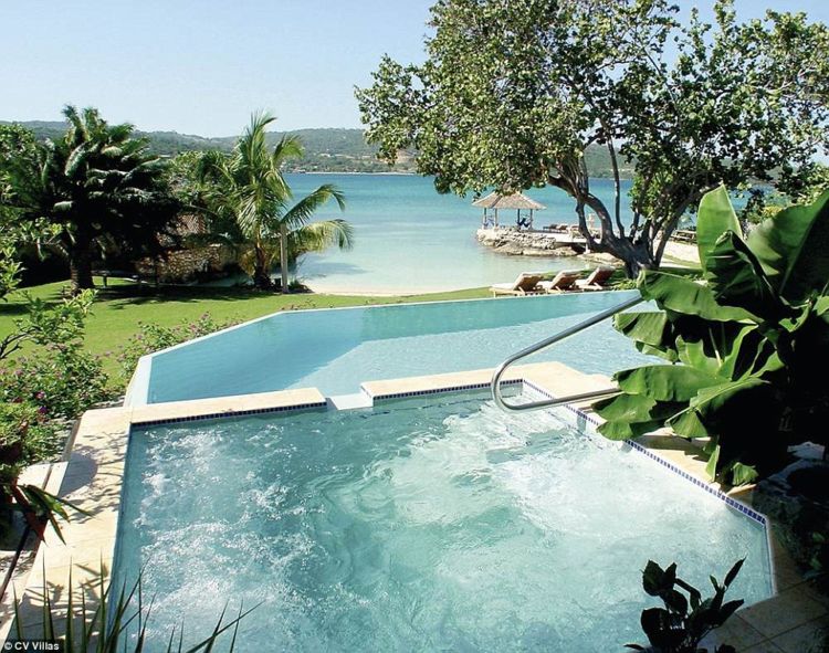 8 Hotel dengan Kolam Air Panas Paling Seksi di Dunia. Cocok Buat Bulan Madumu Nih!