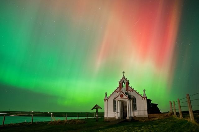 Menikmati Pesona Aurora