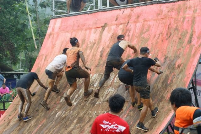 Jangan Ngaku Tangguh Kalau Belum Ikutan Counterpain Mud Warrior 4. Lomba Maraton Ala Latihan Militer!