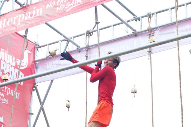 Jangan Ngaku Tangguh Kalau Belum Ikutan Counterpain Mud Warrior 4. Lomba Maraton Ala Latihan Militer!