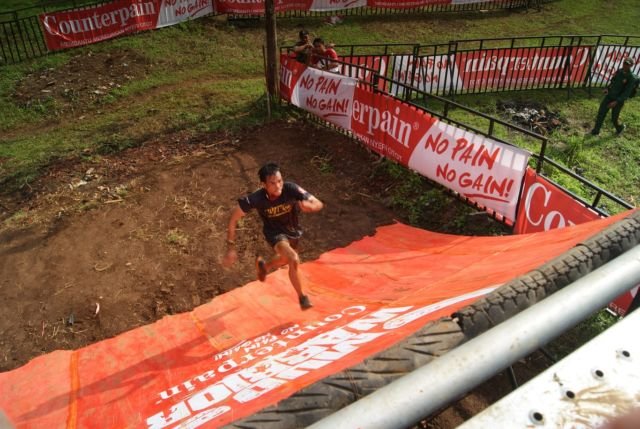 Jangan Ngaku Tangguh Kalau Belum Ikutan Counterpain Mud Warrior 4. Lomba Maraton Ala Latihan Militer!