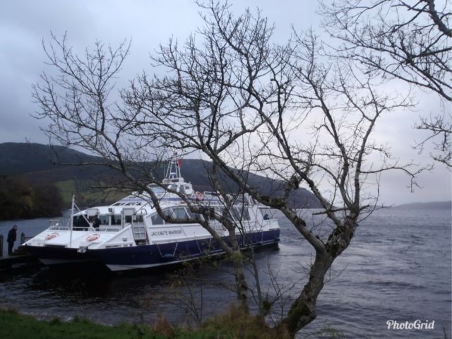 Koleksi Foto Pribadi - Loch Ness di Scotlandia dengan kapal yang menawarkan tour menyusuri danau ini