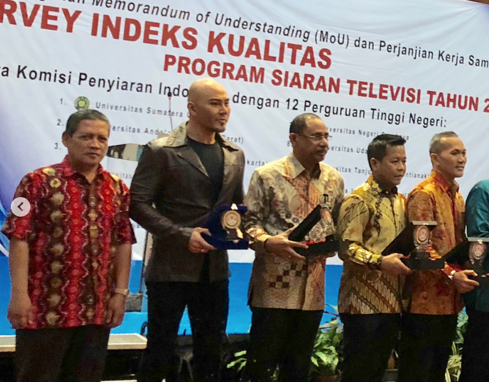 Deddy Corbuzier Raih Penghargaan dan Beropini Soal TV pada KPI. Semoga Tontonan Kita Membaik, Ya