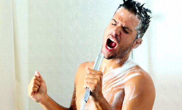 Para Penyanyi Kamar Mandi, Ini 5 Alasan Kenapa Suaramu Terdengar Lebih Merdu di Kamar Mandi