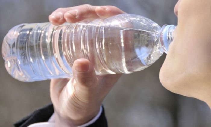 WHO: 90% Air Kemasan Botol yang Ada di Pasaran Terkontaminasi Mikroplastik. Wah Harus Hati-hati Dong