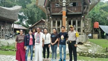 Dua Turis yang Melecehkan Makam Toraja Akhirnya Minta Maaf. Begini Hukuman Adat Untuk Mereka!