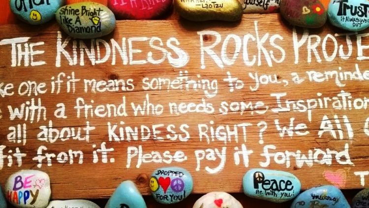 Temukan Batu "Kindness Rocks" di UK. Mengirim Getaran Positif Melalui Seni Melukis Batu.