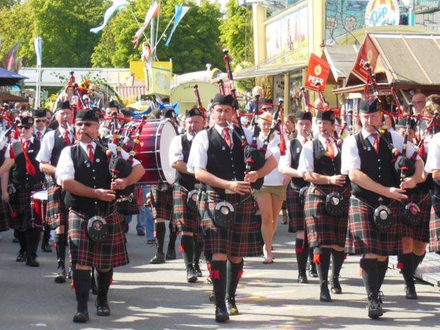 Pakaian Kilt dan Alat Musik Bagpipe