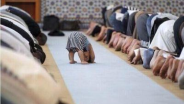 17+ Potret Anak-Anak dari Berbagai Penjuru Dunia Saat Ikut ke Masjid. Lucu sih, Selama Nggak Ganggu Ibadah